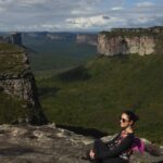 Chris Flores Instagram - Morro do Pai Inácio ⛰ o cartão postal da Chapada Diamantina ☀️ uma vista de 360 graus impressionante, a uma altitude de 1120 metros, sendo possível ter um panorama completo da imensidão da Chapada A lenda de Inácio Conta a lenda que Inácio, um escravizado de um das fazendas da região, tinha um caso com a filha de um coronel. Certo dia, o relacionamento foi descoberto e os jagunços perseguiram Inácio até o topo do morro. O coronel perguntou se ele preferia saltar do abismo ou morrer à bala ali mesmo. Inácio tinha nas mãos um guarda-chuva, presente de sua amada. Então, pulou. Abriu a sombrinha e foi descendo suavemente até o chão para nunca mais ser visto. #chapadadiamantina #morrodopaiinacio #natureza