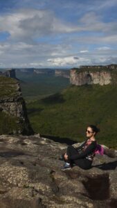 Chris Flores Instagram - Morro do Pai Inácio ⛰ o cartão postal da Chapada Diamantina ☀️ uma vista de 360 graus impressionante, a uma altitude de 1120 metros, sendo possível ter um panorama completo da imensidão da Chapada A lenda de Inácio Conta a lenda que Inácio, um escravizado de um das fazendas da região, tinha um caso com a filha de um coronel. Certo dia, o relacionamento foi descoberto e os jagunços perseguiram Inácio até o topo do morro. O coronel perguntou se ele preferia saltar do abismo ou morrer à bala ali mesmo. Inácio tinha nas mãos um guarda-chuva, presente de sua amada. Então, pulou. Abriu a sombrinha e foi descendo suavemente até o chão para nunca mais ser visto. #chapadadiamantina #morrodopaiinacio #natureza