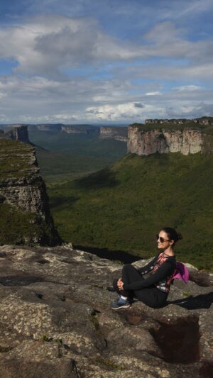 Chris Flores Instagram - Morro do Pai Inácio ⛰ o cartão postal da Chapada Diamantina ☀️ uma vista de 360 graus impressionante, a uma altitude de 1120 metros, sendo possível ter um panorama completo da imensidão da Chapada 

A lenda de Inácio 
Conta a lenda que Inácio, um escravizado de um das fazendas da região, tinha um caso com a filha de um coronel. Certo dia, o relacionamento foi descoberto e os jagunços perseguiram Inácio até o topo do morro. O coronel perguntou se ele preferia saltar do abismo ou morrer à bala ali mesmo. Inácio tinha nas mãos um guarda-chuva, presente de sua amada. Então, pulou. Abriu a sombrinha e foi descendo suavemente até o chão para nunca mais ser visto.

#chapadadiamantina #morrodopaiinacio 
#natureza