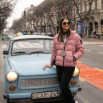 Chris Flores Instagram - Continuação post anterior… TRABANT 🚙 Na Segunda Guerra Mundial, a Hungria apoiou a Alemanha e, após a derrota nazista, foi ocupada pelos soviéticos, tornando-se independente apenas em 1989, com a queda do Muro de Berlim e o fim da Guerra Fria. Durante o período, o carro Trabant era produzido pela Alemanha do regime socialista, a Alemanha Oriental, e utilizado em países socialistas. Comprar um Trabant era difícil. Tinha gente que ficava 15 anos na espera por conta da escassez de materiais e da mão de obra. No regime socialista, esse era o único modo de alguém ter um carro. Após 34 anos de existência, e pouco mais de 3 milhões de unidades vendidas, o último Trabant saiu de linha no dia 30 de abril de 1991. O choque cultural com o lado ocidental, com seus carros modernos, foi tão forte que muitos donos acabaram jogando seus Trabant nas latas de lixos. Os ferros-velhos do país começaram a lotar de Trabant e o fato do carro não ser reciclável começou a causar problemas ambientais. Na Alemanha Oriental, havia escassez de aço e pouca ou nenhuma reserva de ferro. E o Duroplast foi a solução encontrada para fabricar o carro: restos de algodão, retalhos de panos e outros tecidos colocados numa prensa, formando essa espécie de resina plástica. Uma empresa de biotecnologia de Berlim desenvolveu na década de 1990 uma forma de vida que se alimentava da carroceria de Duroplast em vinte dias. Assim, o país conseguiu se desfazer de milhares de unidades no decorrer dos anos. Hj, modelo raro, virou carro de colecionador e é possível fazer um passeio por Budapeste nele. METRÔ 🚇 A linha 1 do metro de Budapeste é a segunda ferrovia subterrânea mais antiga do mundo (a primeira é a de Londres, 1867) e a mais antiga na Europa Continental. Foi construída de 1894 a 1896 e considerada Patrimônio Mundial da Unesco, em 2002. Só há 4 linhas na cidade. Continua no próximo post… 🎥 @ricorreafoto #budapest #hungary #budapeste #hungria #europe #europa #historia #panco #viagem #clubedecampeõespanco @pancooficial