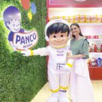 Chris Flores Instagram - Advinha quem fez o maior sucesso no stand da @pancooficial na @sretradeshow ???? Panquinho💙💙💙💙💙 além de todas as delícias maravilhosas, claro 👏🏼 dá uma olhadinha nos vídeos que gravei pra vcs 💋 tem até o bolinho do Panquinho num sabor pra lá de incrível