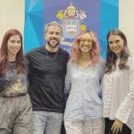 Chris Flores Instagram - Que prazer eu tenho em falar sobre minhas experiências profissionais para jovens que estão cursando jornalismo. Hoje tive o privilégio de palestrar na mesa sobre Jornalismo e Cultura Pop na Semana de Jornalismo da PUC-SP, a convite dos próprios alunos e do @benepuc . Um honra dividir a bancada com os queridos Guilherme, Valentina e Sofia, aprendi demais com vcs 🙏🏼 Perguntas inteligentes, alunos curiosos e interessados, auditório lotado! Obrigada por tanto! Estudar é vida 🙌🏼 O jornalismo vive 👊🏻💜