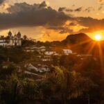 Chris Flores Instagram - Pôr do sol em Tiradentes ☀️🙌🏼 💜 #semanacriativadetiradentes #tiradentes #cultura #arte #historia