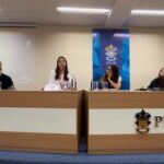 Chris Flores Instagram - Que prazer eu tenho em falar sobre minhas experiências profissionais para jovens que estão cursando jornalismo. Hoje tive o privilégio de palestrar na mesa sobre Jornalismo e Cultura Pop na Semana de Jornalismo da PUC-SP, a convite dos próprios alunos e do @benepuc . Um honra dividir a bancada com os queridos Guilherme, Valentina e Sofia, aprendi demais com vcs 🙏🏼 Perguntas inteligentes, alunos curiosos e interessados, auditório lotado! Obrigada por tanto! Estudar é vida 🙌🏼 O jornalismo vive 👊🏻💜