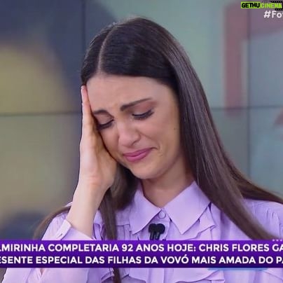 Chris Flores Instagram - Hoje, minha doce @vovopalmirinha faria 92 anos 👼🏼 nosso anjinho de luz está nos braços de Nossa Senhora, de quem era devota. Ganhei um presente tão lindo que senti a presença dela me abençoando. Das filhas maravilhosas, que cuidaram até o fim dessa mulher de Deus: Tânia, Nancy e Sandra. Obrigada meninas 🙌🏼 Todo meu amor e respeito pra vcs!!!!! E recebi das mãos da minha amiga talentosa @kallynasabino que fez uma linda reportagem sobre essa grande mulher chamada Palmirinha, que tanto me inspira na vida e que tive o privilégio de ser amiga 🌸 Uma gratidão que não cabe em mim 🙏🏼 um presente que vai preencher parte da saudade 🌸 às vezes, buscamos respostas, e elas vêm, Ele sabe de todas as coisas 💜 #deus #fé #amor #saudades