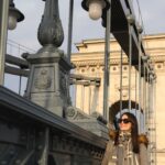 Chris Flores Instagram - Continuação post anterior… A ponte, cuja construção começou em 1840 e levou nove anos, recebeu seu nome oficial em homenagem a István Széchenyi, estadista húngaro e um dos principais apoiadores do projeto. Széchenyi não pôde comparecer ao funeral de seu pai porque o ferry que ligava as cidades de Buda e Peste não estava fazendo o trajeto por causa do mau tempo. Naquele dia ele resolveu que construiria uma ponte sobre o Rio Danúbio ligando as cidades. O engenheiro inglês William Tierney Clark a projetou como uma versão ampliada de sua Marlow Bridge, que corta o Rio Tâmisa, em Londres. As tropas alemãs, em retirada ao final da Segunda Guerra Mundial, em 1944, explodiram a ponte e sua reconstrução só aconteceu em 1949. Continua no próximo post… 🕶️ óculos lindo da minha coleção para @mercadaodosoculos_oficial 📷 @ricorreafoto #budapest #hungary #budapeste #hungria #europe #europa #historia #panco #viagem #clubedecampeõespanco @pancooficial