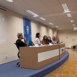 Chris Flores Instagram - Que prazer eu tenho em falar sobre minhas experiências profissionais para jovens que estão cursando jornalismo. Hoje tive o privilégio de palestrar na mesa sobre Jornalismo e Cultura Pop na Semana de Jornalismo da PUC-SP, a convite dos próprios alunos e do @benepuc . Um honra dividir a bancada com os queridos Guilherme, Valentina e Sofia, aprendi demais com vcs 🙏🏼 

Perguntas inteligentes, alunos curiosos e interessados, auditório lotado! Obrigada por tanto!

Estudar é vida 🙌🏼 

O jornalismo vive 👊🏻💜