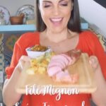 Chris Flores Instagram - Quem é que gosta de perder tempo na cozinha, né? Eu não! No dia a dia, eu escolho praticidade, por isso escolho @pamplonaalimentos ! 🧡 Hoje eu escolhi para cozinhar o Filé Mignon suíno temperado! Além da qualidade e praticidade, é um novo produto da Pamplona com porção menor para preparar durante a semana, sabe? Fácil! Também tem outros novos cortes selecionados e diferenciados para a gente variar: Contra filé suíno e filé da panceta. Todos já temperados, basta escolher a forma de preparo e pronto! 🤩 Chega de perder tempo na cozinha! Com os produtos Pamplona fica tudo com mais praticidade, sabor e qualidade de primeira! 😋