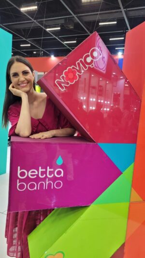Chris Flores Instagram - Presença especial direto da Home & Gift @abup_oficial 💕 
Minha embaixadora de Noviça, Chris Flores @chrisfloresnet esteve aqui comigo e compartilhou com vocês todas as novidades e lançamentos, tendo como destaque as Escovas Fácil Alcance e o novo queridinho, Noviça Mop Easy 🤩 Confira o vídeo e também os stories! 

#Bettanin #abuphomegift #homegifttextil #abup
