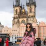 Chris Flores Instagram - Continuação post anterior… Entre 1346 e 1378, o imperador alemão Carlos IV de Luxemburgo estabeleceu a capital de seu império na cidade, que experimentou novas fases de florescimento. A rivalidade entre as populações tcheca e alemã, esta integrada pela burguesia e pela alta hierarquia eclesiástica, foi o estopim, no século XV, da insurreição hussita. O conflito foi inspirado pelos sermões do reformador protestante Jan Hus e culminou com a primeira defenestração de Praga, em que os dirigentes da cidade foram atirados pelas janelas da sede do governo pelo povo enfurecido. Continua no próximo post… 📷 @ricorreafoto