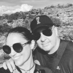 Chris Flores Instagram - Te 💜 até a eternidade… como diria João Gilberto, só o coração pode entender… “Vou te contar, os olhos já não podem ver Coisas que só o coração pode entender Fundamental é mesmo o amor É impossível ser feliz sozinho O resto é mar, é tudo que eu não sei contar São coisas lindas que eu tenho pra te dar Fundamental é mesmo o amor É impossível ser feliz sozinho Da primeira vez era a cidade Da segunda, o cais e a eternidade Agora eu já sei da onda que se ergueu no mar E das estrelas que esquecemos de contar O amor se deixa surpreender Enquanto a noite vem nos envolver” #diadosnamorados