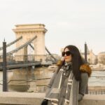 Chris Flores Instagram - Continuação post anterior… A Ponte Széchenyi Lánchíd (Ponte das Correntes) é uma ponte pênsil que atravessa o rio Danúbio entre Buda e Peste, os lados ocidental e oriental de Budapeste. Possui 375 metros de extensão e foi inaugurada em 20 de novembro de 1849. A atual Ponte das Correntes, ou Ponte Suspensa, recebeu o nome de Ponte das Cadeias quando foi inaugurada ou Chain como ainda hoje também é conhecida. Recebeu esse nome por causa da robusta estrutura de ferro que forma correntes que a sustentam sendo um exemplo da engenharia da época.São 5.200 toneladas de ferro. Continua no próximo post… 🕶️ óculos lindo da minha coleção para @mercadaodosoculos_oficial 📷 @ricorreafoto #budapest #hungary #budapeste #hungria #europe #europa #historia #panco #viagem #clubedecampeõespanco @pancooficial
