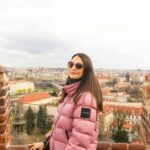 Chris Flores Instagram - Continuação post anterior… Bem-vindos a Praga 💜 famosa por ser um dos grandes centros culturais europeus, ligado a nomes como o escritor Franz Kafka. A Universidade de Carlos, fundada no século XIV, é a mais antiga da Europa Central. A capital checa possui um dos mais belos e conservados patrimônios arquitectônicos da Europa. Isso se deve principalmente ao facto de ela ter sofrido relativamente poucos danos durante as duas guerras mundiais. Monumentos, igrejas, ruas estreitas e prédios históricos contrastam com as modernas edificações da cidade. Uma das construções mais importantes é o castelo na colina Hradcany, fundado no século XVII, que actualmente serve como a residência presidencial e onde antigamente era habitado pelos reis da Boêmia. Entre as numerosas pontes que atravessam o rio Vltava está a famosa Ponte Carlos que liga a Cidade Velha ao Castelo de Praga. Durante milhares de anos, as primitivas praças da moderna Praga foram passagem obrigatória nas rotas comerciais que atravessavam a Europa de norte a sul. Numerosos resquícios paleolíticos e neolíticos atestam a existência de povoações agrícolas entre os anos 5000 e 2700 a.C. Os celtas estabeleceram povoados nessa zona nos séculos IV e III a.C., mas as primeiras notícias de um assentamento permanente em Praga remontam ao século IX, quando, segundo a lenda, a princesa Libuse e seu marido Premysl fundaram a cidade que, governada pela dinastia por eles iniciada e que permaneceu no poder entre os séculos IX e XIV, se converteu no núcleo político do reino da Boêmia e num dos mais importantes centros comerciais da Europa medieval. Continuação no próximo post… 🎥 @ricorreafoto