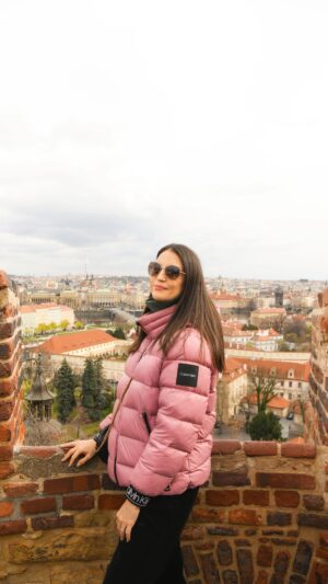 Chris Flores Instagram - Continuação post anterior…

Bem-vindos a Praga 💜 famosa por ser um dos grandes centros culturais europeus, ligado a nomes como o escritor Franz Kafka. A Universidade de Carlos, fundada no século XIV, é a mais antiga da Europa Central. A capital checa possui um dos mais belos e conservados patrimônios arquitectônicos da Europa. Isso se deve principalmente ao facto de ela ter sofrido relativamente poucos danos durante as duas guerras mundiais. Monumentos, igrejas, ruas estreitas e prédios históricos contrastam com as modernas edificações da cidade. Uma das construções mais importantes é o castelo na colina Hradcany, fundado no século XVII, que actualmente serve como a residência presidencial e onde antigamente era habitado pelos reis da Boêmia. Entre as numerosas pontes que atravessam o rio Vltava está a famosa Ponte Carlos que liga a Cidade Velha ao Castelo de Praga.

Durante milhares de anos, as primitivas praças da moderna Praga foram passagem obrigatória nas rotas comerciais que atravessavam a Europa de norte a sul. Numerosos resquícios paleolíticos e neolíticos atestam a existência de povoações agrícolas entre os anos 5000 e 2700 a.C. 

Os celtas estabeleceram povoados nessa zona nos séculos IV e III a.C., mas as primeiras notícias de um assentamento permanente em Praga remontam ao século IX, quando, segundo a lenda, a princesa Libuse e seu marido Premysl fundaram a cidade que, governada pela dinastia por eles iniciada e que permaneceu no poder entre os séculos IX e XIV, se converteu no núcleo político do reino da Boêmia e num dos mais importantes centros comerciais da Europa medieval.

Continuação no próximo post…

🎥 @ricorreafoto
