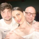 Chris Flores Instagram - “Nada jamais continua, Tudo vai recomeçar! E sem nenhuma lembrança Das outras vezes perdidas Atiro a rosa do sonho nas tuas mãos distraídas. “ Poesia do mestre Mario Quintana para que a gente tenha a certeza de que hoje já é um novo dia, um novo momento, que 2023 será muito melhor para todos 🙌🏼 EU ACREDITO!!! Fé na vida hoje e sempre ☀️ #felizanonovo da minha família para sua família 🍀💜🙏🏼