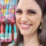 Chris Flores Instagram - O stand da @bettaninoficial tá lindoooo na @sretradeshow 💙 aqui eu mostro pra vcs dois produtos da Noviça que estão fazendo muitooooo sucesso!! Já conhecem? No site da Bettanin tem a linha completa de produtos Noviça, um mais maravilhoso que o outro, tudo pra resolver com muita praticidade a limpeza da nossa casa 👏🏼