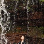 Chris Flores Instagram - Ah, natureza 🍃 como te amo 🙌🏼 Ah, Chapada Diamantina, como vc é perfeita 🌸 Parque Municipal da Muritiba, Lençóis, Chapada Diamantina - Bahia 👏🏼 A primeira parada no Parque da Muritiba é o Serrano, conjunto de corredeiras com vários poços entre as pedras: uma hidromassagem natural! Historicamente, um fato nada bom de ser lembrado: local onde as escravizadas lavavam as roupas de seus senhores. O percurso continua em meio a belas formações rochosas, onde o destaque são os paredões conhecidos como Salão de Areia Coloridas. A Chapada já foi mar há bilhões de anos atrás. No local, é possível ver rochas com diferentes tonalidades, de onde eram extraídas as areias coloridas para fazer artesanatos em garrafas. Hoje, o local é protegido e não há mais extração do material dali, mas as garrafas continuam. Próxima parada, o Poço Halley (pq as pessoas foram assistir a passagem do cometa de mesmo nome em 1986, já que o céu na Chapada é especial, lindo e limpo). Lá, há uma leve queda d’água deliciosa! Mais à frente, surge a Cachoeira da Primavera. A tonalidade escura da água, quase como uísque, pode causar estranhamento, mas a água é superlimpa e o tom é resultado da grande quantidade de matéria orgânica. Há também o Mirante de Lençóis, de onde se tem ampla vista para a Chapada Diamantina e para a cidade de Lençóis. Mais à frente, a atração é a Cachoeirinha, onde um grande poço permite nadar em águas muito transparentes. #chapadadiamantina #lençóis #natureza #cachoeira #anonovo #ferias #brasil