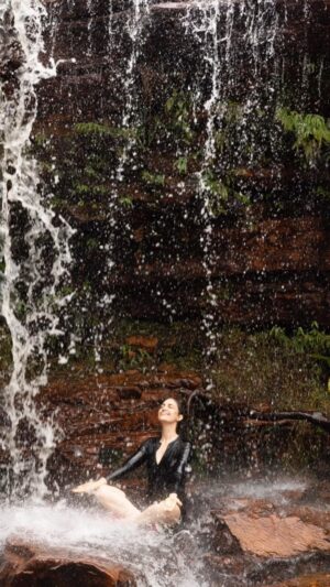 Chris Flores Instagram - Ah, natureza 🍃 como te amo 🙌🏼 Ah, Chapada Diamantina, como vc é perfeita 🌸 

Parque Municipal da Muritiba, Lençóis, Chapada Diamantina - Bahia 👏🏼 

A primeira parada no Parque da Muritiba é o Serrano, conjunto de corredeiras com vários poços entre as pedras: uma hidromassagem natural! Historicamente, um fato nada bom de ser lembrado: local onde as escravizadas lavavam as roupas de seus senhores. 

O percurso continua em meio a belas formações rochosas, onde o destaque são os paredões conhecidos como Salão de Areia Coloridas. A Chapada já foi mar há bilhões de anos atrás. No local, é possível ver rochas com diferentes tonalidades, de onde eram extraídas as areias coloridas para fazer artesanatos em garrafas. Hoje, o local é protegido e não há mais extração do material dali, mas as garrafas continuam. 

Próxima parada, o Poço Halley (pq as pessoas foram assistir a passagem do cometa de mesmo nome em 1986, já que o céu na Chapada é especial, lindo e limpo). Lá, há uma leve queda d’água deliciosa! Mais à frente, surge a Cachoeira da Primavera.

A tonalidade escura da água, quase como uísque, pode causar estranhamento, mas a água é superlimpa e o tom é resultado da grande quantidade de matéria orgânica. Há também o Mirante de Lençóis, de onde se tem ampla vista para a Chapada Diamantina e para a cidade de Lençóis. Mais à frente, a atração é a Cachoeirinha, onde um grande poço permite nadar em águas muito transparentes. 

#chapadadiamantina #lençóis #natureza #cachoeira #anonovo #ferias #brasil