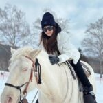 Chrissie Chau Instagram - 🤍☁️🐴🎠 #白馬 #白馬王子裝 #隻馬行咗兩步屙一大💩🤣 #天氣好好睇到雲海 #雲海好靚 #luckyday