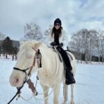 Chrissie Chau Instagram – 🤍☁️🐴🎠

#白馬 #白馬王子裝 
#隻馬行咗兩步屙一大💩🤣
#天氣好好睇到雲海 
#雲海好靚 #luckyday