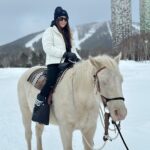 Chrissie Chau Instagram – 🤍☁️🐴🎠

#白馬 #白馬王子裝 
#隻馬行咗兩步屙一大💩🤣
#天氣好好睇到雲海 
#雲海好靚 #luckyday