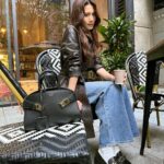 Chrissie Chau Instagram - 生活節奏緊或鬆 該由我們自己控制 適當調節放輕腳步 擁抱自己享受生活 #忙裏偷閒嘆咖啡甜品人生一大樂事 #個袋嘅設計就像一個HUG🫂 #FerragamoHugBag #FerragamoPS24 @Ferragamo #hug #hugyourself #givemeahug #ahugforyou #hugeachother