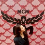 Chrissie Chau Instagram - 現在拍照要有很多🤳🏻🤳🏻🤳🏻 #又到我最鍾意嘅亂影moment💃 #隨心亂影 #等緊玩緊 #不正經亂拍 #不專業分享 #要借好多手