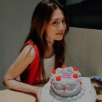 Chrissie Chau Instagram - 2023煞科🎬 Hi 2024❤️ 2023最大感受是回復3年前的節奏 飛去不同地方工作 疫症前拍的幾部作品終於在今年可以出街😆 也去了最想去的Santorini🤩 充實的一年✨ #welcome2024