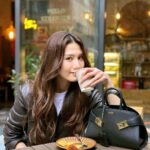 Chrissie Chau Instagram - 生活節奏緊或鬆 該由我們自己控制 適當調節放輕腳步 擁抱自己享受生活 #忙裏偷閒嘆咖啡甜品人生一大樂事 #個袋嘅設計就像一個HUG🫂 #FerragamoHugBag #FerragamoPS24 @Ferragamo #hug #hugyourself #givemeahug #ahugforyou #hugeachother