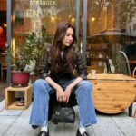 Chrissie Chau Instagram - 生活節奏緊或鬆 該由我們自己控制 適當調節放輕腳步 擁抱自己享受生活 #忙裏偷閒嘆咖啡甜品人生一大樂事 #個袋嘅設計就像一個HUG🫂 #FerragamoHugBag #FerragamoPS24 @Ferragamo #hug #hugyourself #givemeahug #ahugforyou #hugeachother
