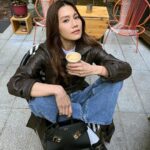Chrissie Chau Instagram - 生活節奏緊或鬆 該由我們自己控制 適當調節放輕腳步 擁抱自己享受生活 #忙裏偷閒嘆咖啡甜品人生一大樂事 #個袋嘅設計就像一個HUG🫂 #FerragamoHugBag #FerragamoPS24 @Ferragamo #hug #hugyourself #givemeahug #ahugforyou #hugeachother