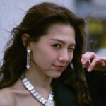 Chrissie Chau Instagram - 假期愉快嗎🎅🏻 #有風吹吹下係幾靚 #著到咁行梗係為工作 #著到咁再加神來之筆🌬️🥶 #凍💩我 #前面都係扮晒嘢 #最後一張先係真實 #專人訓練十幾年切勿模仿 Outfit @chloe #chloe Makeup @circleeeee_makeup Hair @singsing113 @artify.lab
