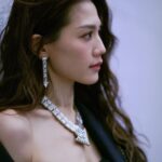 Chrissie Chau Instagram - 假期愉快嗎🎅🏻 #有風吹吹下係幾靚 #著到咁行梗係為工作 #著到咁再加神來之筆🌬️🥶 #凍💩我 #前面都係扮晒嘢 #最後一張先係真實 #專人訓練十幾年切勿模仿 Outfit @chloe #chloe Makeup @circleeeee_makeup Hair @singsing113 @artify.lab