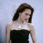 Chrissie Chau Instagram - 假期愉快嗎🎅🏻 #有風吹吹下係幾靚 #著到咁行梗係為工作 #著到咁再加神來之筆🌬️🥶 #凍💩我 #前面都係扮晒嘢 #最後一張先係真實 #專人訓練十幾年切勿模仿 Outfit @chloe #chloe Makeup @circleeeee_makeup Hair @singsing113 @artify.lab