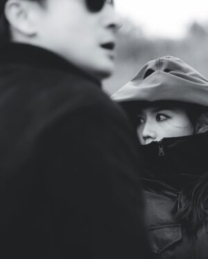 Chrissie Chau Instagram - 最後誰留下或許已經不重要，因為我們都失去了很多。

感謝你們這5星期的陪伴！當初聽到故事已很興奮，能夠順利接拍得多謝監制導演的信任。起初有想過演繹兩個角色會辛苦，但沒想過會這麼心累。

曉晨這個角色其實很壓抑，帶著妹妹已死的秘密，每日帶著面具去面對所有和妹妹有關聯的人，身邊沒人可信任、沒人可說，如同一條繃緊的橡筋隨時會斷。她的內心是‘’越瞭解妹妹越內疚，越接近真相越害怕，爸爸家明飛飛逐個離我而去，我是不是做錯了？‘’
拍這種情感分離的戲，比拍動作戲更累，每次自己的心都會像割了一刀那樣傷，次次拍完都散晒😵記得拍親眼目睹曉晨爸爸被殺的戲後，我自己要待在洗手間用很長的時間、才能平復下來，回組繼續拍攝；在這個過程中我覺得曉晨痛得只剩對追求真相的執著，才能繼續堅持下去。

梁曦這個角色看似很可惡、但她其實很可憐，從小缺乏愛，不懂愛人也不懂愛自己。怎樣的經歷才可令一個人想忘掉自己，想活成別人的樣子？不滿意生活而寧可傷害別人、傷害自己來逃避現實？我想大概是因為有多愛就有多恨吧：‘’妳說不會拋下我，妳有找過我嗎？真要找我怎麼可能找不到？我一直在等，等妳帶我離開但卻越陷越深，我也不想這樣。如果你體驗一次我的生活，你能明白我多一點、愛我多一點嗎？妳還會質問我嗎？‘’‘’我常在想如果當初我們調換，結果會不會也一樣？如果你是我、你會怎麼選？‘’

她們最像的是重感情這個性格，雖然價格觀不同，一個站在陽光下，一個在黑暗中，好像有不同的行為和出發點，但都會為了家人的愛而隱忍，甚至失去自我。

影片最後，兩姐妹對峙在貨櫃里，開槍那一刻門關上，故意不拍開槍這一幕，這是懸疑劇最後的懸念。其實，任何一部開放式結局的戲，每個人所傾向於看到的結局，可能會是個人內心價值觀的體現。

#叠影狙擊 #魏曉晨梁曦