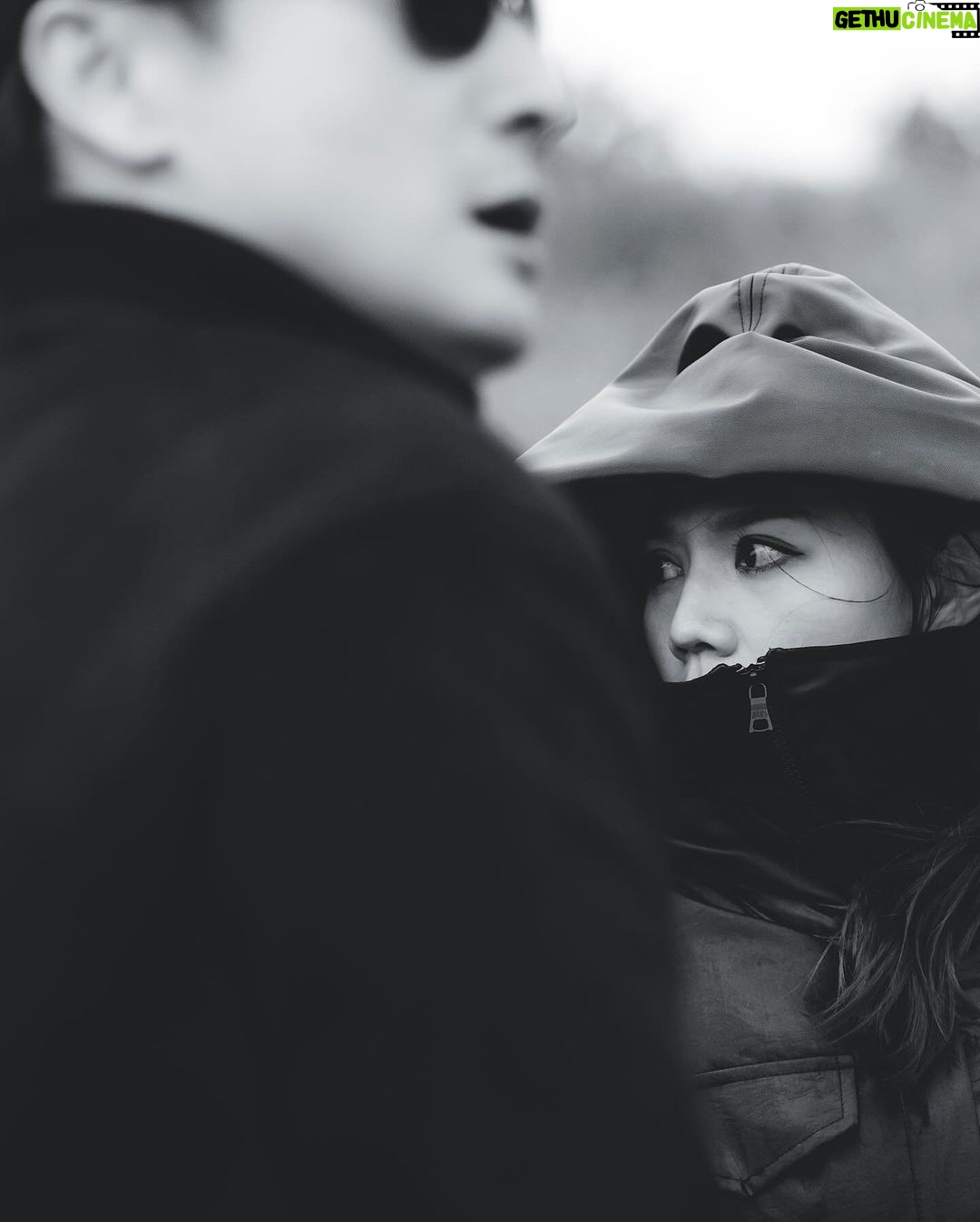 Chrissie Chau - 16.9K Likes - 最後誰留下或許已經不重要,因為我們都失去了很多。
感謝你們這5星期的陪伴!當初聽到故事已很興奮,能夠順利接拍得多謝監制導演的信任。起初有想過演繹兩個角色會辛苦,但沒想過會這麼心累。
曉晨這個角色其實很壓抑,帶著妹妹已死的秘密,每日帶著面具去面對所有和妹妹有關聯的人,身邊沒人可信任、沒人可說,如同一條繃緊的橡筋隨時會斷。她的內心是‘’越瞭解妹妹越內疚,越接近真相越害怕,爸爸家明飛飛逐個離我而去,我是不是做錯了?‘’
拍這種情感分離的戲,比拍動作戲更累,每次自己的心都會像割了一刀那樣傷,次次拍完都散晒😵記得拍親眼目睹曉晨爸爸被殺的戲後,我自己要待在洗手間用很長的時間、才能平復下來,回組繼續拍攝;在這個過程中我覺得曉晨痛得只剩對追求真相的執著,才能繼續堅持下去。
梁曦這個角色看似很可惡、但她其實很可憐,從小缺乏愛,不懂愛人也不懂愛自己。怎樣的經歷才可令一個人想忘掉自己,想活成別人的樣子?不滿意生活而寧可傷害別人、傷害自己來逃避現實?我想大概是因為有多愛就有多恨吧:‘’妳說不會拋下我,妳有找過我嗎?真要找我怎麼可能找不到?我一直在等,等妳帶我離開但卻越陷越深,我也不想這樣。如果你體驗一次我的生活,你能明白我多一點、愛我多一點嗎?妳還會質問我嗎?‘’‘’我常在想如果當初我們調換,結果會不會也一樣?如果你是我、你會怎麼選?‘’
她們最像的是重感情這個性格,雖然價格觀不同,一個站在陽光下,一個在黑暗中,好像有不同的行為和出發點,但都會為了家人的愛而隱忍,甚至失去自我。
影片最後,兩姐妹對峙在貨櫃里,開槍那一刻門關上,故意不拍開槍這一幕,這是懸疑劇最後的懸念。其實,任何一部開放式結局的戲,每個人所傾向於看到的結局,可能會是個人內心價值觀的體現。
#叠影狙擊 #魏曉晨梁曦