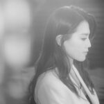 Chrissie Chau Instagram - 最後誰留下或許已經不重要，因為我們都失去了很多。 感謝你們這5星期的陪伴！當初聽到故事已很興奮，能夠順利接拍得多謝監制導演的信任。起初有想過演繹兩個角色會辛苦，但沒想過會這麼心累。 曉晨這個角色其實很壓抑，帶著妹妹已死的秘密，每日帶著面具去面對所有和妹妹有關聯的人，身邊沒人可信任、沒人可說，如同一條繃緊的橡筋隨時會斷。她的內心是‘’越瞭解妹妹越內疚，越接近真相越害怕，爸爸家明飛飛逐個離我而去，我是不是做錯了？‘’ 拍這種情感分離的戲，比拍動作戲更累，每次自己的心都會像割了一刀那樣傷，次次拍完都散晒😵記得拍親眼目睹曉晨爸爸被殺的戲後，我自己要待在洗手間用很長的時間、才能平復下來，回組繼續拍攝；在這個過程中我覺得曉晨痛得只剩對追求真相的執著，才能繼續堅持下去。 梁曦這個角色看似很可惡、但她其實很可憐，從小缺乏愛，不懂愛人也不懂愛自己。怎樣的經歷才可令一個人想忘掉自己，想活成別人的樣子？不滿意生活而寧可傷害別人、傷害自己來逃避現實？我想大概是因為有多愛就有多恨吧：‘’妳說不會拋下我，妳有找過我嗎？真要找我怎麼可能找不到？我一直在等，等妳帶我離開但卻越陷越深，我也不想這樣。如果你體驗一次我的生活，你能明白我多一點、愛我多一點嗎？妳還會質問我嗎？‘’‘’我常在想如果當初我們調換，結果會不會也一樣？如果你是我、你會怎麼選？‘’ 她們最像的是重感情這個性格，雖然價格觀不同，一個站在陽光下，一個在黑暗中，好像有不同的行為和出發點，但都會為了家人的愛而隱忍，甚至失去自我。 影片最後，兩姐妹對峙在貨櫃里，開槍那一刻門關上，故意不拍開槍這一幕，這是懸疑劇最後的懸念。其實，任何一部開放式結局的戲，每個人所傾向於看到的結局，可能會是個人內心價值觀的體現。 #叠影狙擊 #魏曉晨梁曦