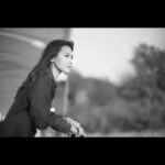 Chrissie Chau Instagram – 最後誰留下或許已經不重要，因為我們都失去了很多。

感謝你們這5星期的陪伴！當初聽到故事已很興奮，能夠順利接拍得多謝監制導演的信任。起初有想過演繹兩個角色會辛苦，但沒想過會這麼心累。

曉晨這個角色其實很壓抑，帶著妹妹已死的秘密，每日帶著面具去面對所有和妹妹有關聯的人，身邊沒人可信任、沒人可說，如同一條繃緊的橡筋隨時會斷。她的內心是‘’越瞭解妹妹越內疚，越接近真相越害怕，爸爸家明飛飛逐個離我而去，我是不是做錯了？‘’
拍這種情感分離的戲，比拍動作戲更累，每次自己的心都會像割了一刀那樣傷，次次拍完都散晒😵記得拍親眼目睹曉晨爸爸被殺的戲後，我自己要待在洗手間用很長的時間、才能平復下來，回組繼續拍攝；在這個過程中我覺得曉晨痛得只剩對追求真相的執著，才能繼續堅持下去。

梁曦這個角色看似很可惡、但她其實很可憐，從小缺乏愛，不懂愛人也不懂愛自己。怎樣的經歷才可令一個人想忘掉自己，想活成別人的樣子？不滿意生活而寧可傷害別人、傷害自己來逃避現實？我想大概是因為有多愛就有多恨吧：‘’妳說不會拋下我，妳有找過我嗎？真要找我怎麼可能找不到？我一直在等，等妳帶我離開但卻越陷越深，我也不想這樣。如果你體驗一次我的生活，你能明白我多一點、愛我多一點嗎？妳還會質問我嗎？‘’‘’我常在想如果當初我們調換，結果會不會也一樣？如果你是我、你會怎麼選？‘’

她們最像的是重感情這個性格，雖然價格觀不同，一個站在陽光下，一個在黑暗中，好像有不同的行為和出發點，但都會為了家人的愛而隱忍，甚至失去自我。

影片最後，兩姐妹對峙在貨櫃里，開槍那一刻門關上，故意不拍開槍這一幕，這是懸疑劇最後的懸念。其實，任何一部開放式結局的戲，每個人所傾向於看到的結局，可能會是個人內心價值觀的體現。

#叠影狙擊 #魏曉晨梁曦