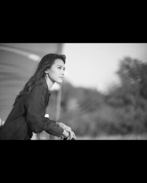 Chrissie Chau Instagram - 最後誰留下或許已經不重要，因為我們都失去了很多。

感謝你們這5星期的陪伴！當初聽到故事已很興奮，能夠順利接拍得多謝監制導演的信任。起初有想過演繹兩個角色會辛苦，但沒想過會這麼心累。

曉晨這個角色其實很壓抑，帶著妹妹已死的秘密，每日帶著面具去面對所有和妹妹有關聯的人，身邊沒人可信任、沒人可說，如同一條繃緊的橡筋隨時會斷。她的內心是‘’越瞭解妹妹越內疚，越接近真相越害怕，爸爸家明飛飛逐個離我而去，我是不是做錯了？‘’
拍這種情感分離的戲，比拍動作戲更累，每次自己的心都會像割了一刀那樣傷，次次拍完都散晒😵記得拍親眼目睹曉晨爸爸被殺的戲後，我自己要待在洗手間用很長的時間、才能平復下來，回組繼續拍攝；在這個過程中我覺得曉晨痛得只剩對追求真相的執著，才能繼續堅持下去。

梁曦這個角色看似很可惡、但她其實很可憐，從小缺乏愛，不懂愛人也不懂愛自己。怎樣的經歷才可令一個人想忘掉自己，想活成別人的樣子？不滿意生活而寧可傷害別人、傷害自己來逃避現實？我想大概是因為有多愛就有多恨吧：‘’妳說不會拋下我，妳有找過我嗎？真要找我怎麼可能找不到？我一直在等，等妳帶我離開但卻越陷越深，我也不想這樣。如果你體驗一次我的生活，你能明白我多一點、愛我多一點嗎？妳還會質問我嗎？‘’‘’我常在想如果當初我們調換，結果會不會也一樣？如果你是我、你會怎麼選？‘’

她們最像的是重感情這個性格，雖然價格觀不同，一個站在陽光下，一個在黑暗中，好像有不同的行為和出發點，但都會為了家人的愛而隱忍，甚至失去自我。

影片最後，兩姐妹對峙在貨櫃里，開槍那一刻門關上，故意不拍開槍這一幕，這是懸疑劇最後的懸念。其實，任何一部開放式結局的戲，每個人所傾向於看到的結局，可能會是個人內心價值觀的體現。

#叠影狙擊 #魏曉晨梁曦