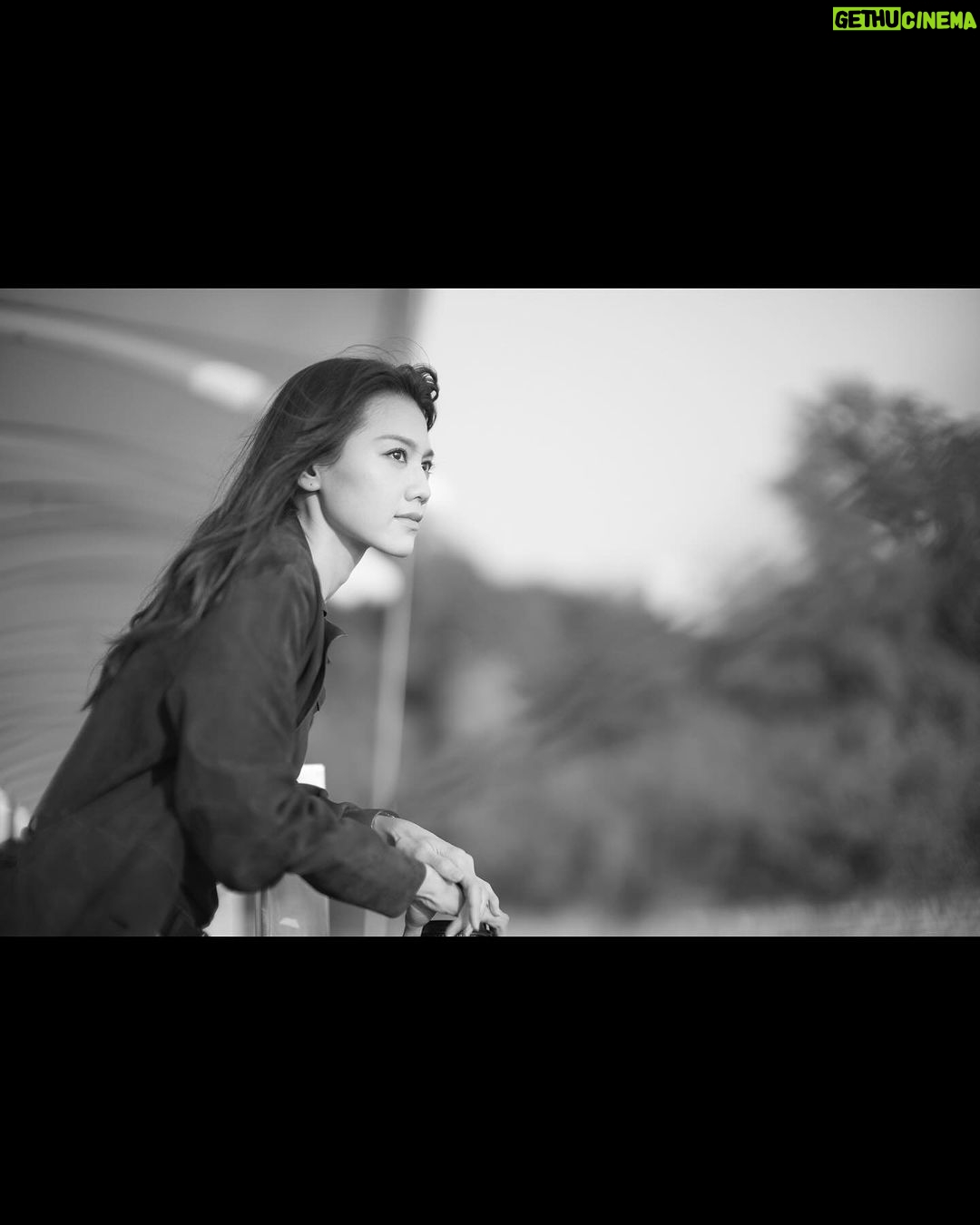 Chrissie Chau - 16.9K Likes - 最後誰留下或許已經不重要,因為我們都失去了很多。
感謝你們這5星期的陪伴!當初聽到故事已很興奮,能夠順利接拍得多謝監制導演的信任。起初有想過演繹兩個角色會辛苦,但沒想過會這麼心累。
曉晨這個角色其實很壓抑,帶著妹妹已死的秘密,每日帶著面具去面對所有和妹妹有關聯的人,身邊沒人可信任、沒人可說,如同一條繃緊的橡筋隨時會斷。她的內心是‘’越瞭解妹妹越內疚,越接近真相越害怕,爸爸家明飛飛逐個離我而去,我是不是做錯了?‘’
拍這種情感分離的戲,比拍動作戲更累,每次自己的心都會像割了一刀那樣傷,次次拍完都散晒😵記得拍親眼目睹曉晨爸爸被殺的戲後,我自己要待在洗手間用很長的時間、才能平復下來,回組繼續拍攝;在這個過程中我覺得曉晨痛得只剩對追求真相的執著,才能繼續堅持下去。
梁曦這個角色看似很可惡、但她其實很可憐,從小缺乏愛,不懂愛人也不懂愛自己。怎樣的經歷才可令一個人想忘掉自己,想活成別人的樣子?不滿意生活而寧可傷害別人、傷害自己來逃避現實?我想大概是因為有多愛就有多恨吧:‘’妳說不會拋下我,妳有找過我嗎?真要找我怎麼可能找不到?我一直在等,等妳帶我離開但卻越陷越深,我也不想這樣。如果你體驗一次我的生活,你能明白我多一點、愛我多一點嗎?妳還會質問我嗎?‘’‘’我常在想如果當初我們調換,結果會不會也一樣?如果你是我、你會怎麼選?‘’
她們最像的是重感情這個性格,雖然價格觀不同,一個站在陽光下,一個在黑暗中,好像有不同的行為和出發點,但都會為了家人的愛而隱忍,甚至失去自我。
影片最後,兩姐妹對峙在貨櫃里,開槍那一刻門關上,故意不拍開槍這一幕,這是懸疑劇最後的懸念。其實,任何一部開放式結局的戲,每個人所傾向於看到的結局,可能會是個人內心價值觀的體現。
#叠影狙擊 #魏曉晨梁曦