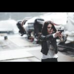 Chrissie Chau Instagram - 最後誰留下或許已經不重要，因為我們都失去了很多。 感謝你們這5星期的陪伴！當初聽到故事已很興奮，能夠順利接拍得多謝監制導演的信任。起初有想過演繹兩個角色會辛苦，但沒想過會這麼心累。 曉晨這個角色其實很壓抑，帶著妹妹已死的秘密，每日帶著面具去面對所有和妹妹有關聯的人，身邊沒人可信任、沒人可說，如同一條繃緊的橡筋隨時會斷。她的內心是‘’越瞭解妹妹越內疚，越接近真相越害怕，爸爸家明飛飛逐個離我而去，我是不是做錯了？‘’ 拍這種情感分離的戲，比拍動作戲更累，每次自己的心都會像割了一刀那樣傷，次次拍完都散晒😵記得拍親眼目睹曉晨爸爸被殺的戲後，我自己要待在洗手間用很長的時間、才能平復下來，回組繼續拍攝；在這個過程中我覺得曉晨痛得只剩對追求真相的執著，才能繼續堅持下去。 梁曦這個角色看似很可惡、但她其實很可憐，從小缺乏愛，不懂愛人也不懂愛自己。怎樣的經歷才可令一個人想忘掉自己，想活成別人的樣子？不滿意生活而寧可傷害別人、傷害自己來逃避現實？我想大概是因為有多愛就有多恨吧：‘’妳說不會拋下我，妳有找過我嗎？真要找我怎麼可能找不到？我一直在等，等妳帶我離開但卻越陷越深，我也不想這樣。如果你體驗一次我的生活，你能明白我多一點、愛我多一點嗎？妳還會質問我嗎？‘’‘’我常在想如果當初我們調換，結果會不會也一樣？如果你是我、你會怎麼選？‘’ 她們最像的是重感情這個性格，雖然價格觀不同，一個站在陽光下，一個在黑暗中，好像有不同的行為和出發點，但都會為了家人的愛而隱忍，甚至失去自我。 影片最後，兩姐妹對峙在貨櫃里，開槍那一刻門關上，故意不拍開槍這一幕，這是懸疑劇最後的懸念。其實，任何一部開放式結局的戲，每個人所傾向於看到的結局，可能會是個人內心價值觀的體現。 #叠影狙擊 #魏曉晨梁曦
