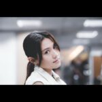 Chrissie Chau Instagram – 最後誰留下或許已經不重要，因為我們都失去了很多。

感謝你們這5星期的陪伴！當初聽到故事已很興奮，能夠順利接拍得多謝監制導演的信任。起初有想過演繹兩個角色會辛苦，但沒想過會這麼心累。

曉晨這個角色其實很壓抑，帶著妹妹已死的秘密，每日帶著面具去面對所有和妹妹有關聯的人，身邊沒人可信任、沒人可說，如同一條繃緊的橡筋隨時會斷。她的內心是‘’越瞭解妹妹越內疚，越接近真相越害怕，爸爸家明飛飛逐個離我而去，我是不是做錯了？‘’
拍這種情感分離的戲，比拍動作戲更累，每次自己的心都會像割了一刀那樣傷，次次拍完都散晒😵記得拍親眼目睹曉晨爸爸被殺的戲後，我自己要待在洗手間用很長的時間、才能平復下來，回組繼續拍攝；在這個過程中我覺得曉晨痛得只剩對追求真相的執著，才能繼續堅持下去。

梁曦這個角色看似很可惡、但她其實很可憐，從小缺乏愛，不懂愛人也不懂愛自己。怎樣的經歷才可令一個人想忘掉自己，想活成別人的樣子？不滿意生活而寧可傷害別人、傷害自己來逃避現實？我想大概是因為有多愛就有多恨吧：‘’妳說不會拋下我，妳有找過我嗎？真要找我怎麼可能找不到？我一直在等，等妳帶我離開但卻越陷越深，我也不想這樣。如果你體驗一次我的生活，你能明白我多一點、愛我多一點嗎？妳還會質問我嗎？‘’‘’我常在想如果當初我們調換，結果會不會也一樣？如果你是我、你會怎麼選？‘’

她們最像的是重感情這個性格，雖然價格觀不同，一個站在陽光下，一個在黑暗中，好像有不同的行為和出發點，但都會為了家人的愛而隱忍，甚至失去自我。

影片最後，兩姐妹對峙在貨櫃里，開槍那一刻門關上，故意不拍開槍這一幕，這是懸疑劇最後的懸念。其實，任何一部開放式結局的戲，每個人所傾向於看到的結局，可能會是個人內心價值觀的體現。

#叠影狙擊 #魏曉晨梁曦