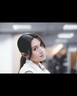 Chrissie Chau Instagram - 最後誰留下或許已經不重要，因為我們都失去了很多。

感謝你們這5星期的陪伴！當初聽到故事已很興奮，能夠順利接拍得多謝監制導演的信任。起初有想過演繹兩個角色會辛苦，但沒想過會這麼心累。

曉晨這個角色其實很壓抑，帶著妹妹已死的秘密，每日帶著面具去面對所有和妹妹有關聯的人，身邊沒人可信任、沒人可說，如同一條繃緊的橡筋隨時會斷。她的內心是‘’越瞭解妹妹越內疚，越接近真相越害怕，爸爸家明飛飛逐個離我而去，我是不是做錯了？‘’
拍這種情感分離的戲，比拍動作戲更累，每次自己的心都會像割了一刀那樣傷，次次拍完都散晒😵記得拍親眼目睹曉晨爸爸被殺的戲後，我自己要待在洗手間用很長的時間、才能平復下來，回組繼續拍攝；在這個過程中我覺得曉晨痛得只剩對追求真相的執著，才能繼續堅持下去。

梁曦這個角色看似很可惡、但她其實很可憐，從小缺乏愛，不懂愛人也不懂愛自己。怎樣的經歷才可令一個人想忘掉自己，想活成別人的樣子？不滿意生活而寧可傷害別人、傷害自己來逃避現實？我想大概是因為有多愛就有多恨吧：‘’妳說不會拋下我，妳有找過我嗎？真要找我怎麼可能找不到？我一直在等，等妳帶我離開但卻越陷越深，我也不想這樣。如果你體驗一次我的生活，你能明白我多一點、愛我多一點嗎？妳還會質問我嗎？‘’‘’我常在想如果當初我們調換，結果會不會也一樣？如果你是我、你會怎麼選？‘’

她們最像的是重感情這個性格，雖然價格觀不同，一個站在陽光下，一個在黑暗中，好像有不同的行為和出發點，但都會為了家人的愛而隱忍，甚至失去自我。

影片最後，兩姐妹對峙在貨櫃里，開槍那一刻門關上，故意不拍開槍這一幕，這是懸疑劇最後的懸念。其實，任何一部開放式結局的戲，每個人所傾向於看到的結局，可能會是個人內心價值觀的體現。

#叠影狙擊 #魏曉晨梁曦