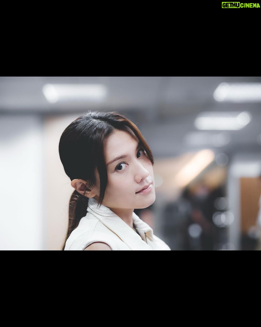 Chrissie Chau - 16.9K Likes - 最後誰留下或許已經不重要,因為我們都失去了很多。
感謝你們這5星期的陪伴!當初聽到故事已很興奮,能夠順利接拍得多謝監制導演的信任。起初有想過演繹兩個角色會辛苦,但沒想過會這麼心累。
曉晨這個角色其實很壓抑,帶著妹妹已死的秘密,每日帶著面具去面對所有和妹妹有關聯的人,身邊沒人可信任、沒人可說,如同一條繃緊的橡筋隨時會斷。她的內心是‘’越瞭解妹妹越內疚,越接近真相越害怕,爸爸家明飛飛逐個離我而去,我是不是做錯了?‘’
拍這種情感分離的戲,比拍動作戲更累,每次自己的心都會像割了一刀那樣傷,次次拍完都散晒😵記得拍親眼目睹曉晨爸爸被殺的戲後,我自己要待在洗手間用很長的時間、才能平復下來,回組繼續拍攝;在這個過程中我覺得曉晨痛得只剩對追求真相的執著,才能繼續堅持下去。
梁曦這個角色看似很可惡、但她其實很可憐,從小缺乏愛,不懂愛人也不懂愛自己。怎樣的經歷才可令一個人想忘掉自己,想活成別人的樣子?不滿意生活而寧可傷害別人、傷害自己來逃避現實?我想大概是因為有多愛就有多恨吧:‘’妳說不會拋下我,妳有找過我嗎?真要找我怎麼可能找不到?我一直在等,等妳帶我離開但卻越陷越深,我也不想這樣。如果你體驗一次我的生活,你能明白我多一點、愛我多一點嗎?妳還會質問我嗎?‘’‘’我常在想如果當初我們調換,結果會不會也一樣?如果你是我、你會怎麼選?‘’
她們最像的是重感情這個性格,雖然價格觀不同,一個站在陽光下,一個在黑暗中,好像有不同的行為和出發點,但都會為了家人的愛而隱忍,甚至失去自我。
影片最後,兩姐妹對峙在貨櫃里,開槍那一刻門關上,故意不拍開槍這一幕,這是懸疑劇最後的懸念。其實,任何一部開放式結局的戲,每個人所傾向於看到的結局,可能會是個人內心價值觀的體現。
#叠影狙擊 #魏曉晨梁曦