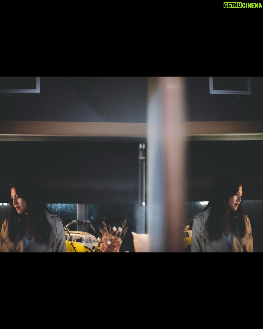 Chrissie Chau - 16.9K Likes - 最後誰留下或許已經不重要,因為我們都失去了很多。
感謝你們這5星期的陪伴!當初聽到故事已很興奮,能夠順利接拍得多謝監制導演的信任。起初有想過演繹兩個角色會辛苦,但沒想過會這麼心累。
曉晨這個角色其實很壓抑,帶著妹妹已死的秘密,每日帶著面具去面對所有和妹妹有關聯的人,身邊沒人可信任、沒人可說,如同一條繃緊的橡筋隨時會斷。她的內心是‘’越瞭解妹妹越內疚,越接近真相越害怕,爸爸家明飛飛逐個離我而去,我是不是做錯了?‘’
拍這種情感分離的戲,比拍動作戲更累,每次自己的心都會像割了一刀那樣傷,次次拍完都散晒😵記得拍親眼目睹曉晨爸爸被殺的戲後,我自己要待在洗手間用很長的時間、才能平復下來,回組繼續拍攝;在這個過程中我覺得曉晨痛得只剩對追求真相的執著,才能繼續堅持下去。
梁曦這個角色看似很可惡、但她其實很可憐,從小缺乏愛,不懂愛人也不懂愛自己。怎樣的經歷才可令一個人想忘掉自己,想活成別人的樣子?不滿意生活而寧可傷害別人、傷害自己來逃避現實?我想大概是因為有多愛就有多恨吧:‘’妳說不會拋下我,妳有找過我嗎?真要找我怎麼可能找不到?我一直在等,等妳帶我離開但卻越陷越深,我也不想這樣。如果你體驗一次我的生活,你能明白我多一點、愛我多一點嗎?妳還會質問我嗎?‘’‘’我常在想如果當初我們調換,結果會不會也一樣?如果你是我、你會怎麼選?‘’
她們最像的是重感情這個性格,雖然價格觀不同,一個站在陽光下,一個在黑暗中,好像有不同的行為和出發點,但都會為了家人的愛而隱忍,甚至失去自我。
影片最後,兩姐妹對峙在貨櫃里,開槍那一刻門關上,故意不拍開槍這一幕,這是懸疑劇最後的懸念。其實,任何一部開放式結局的戲,每個人所傾向於看到的結局,可能會是個人內心價值觀的體現。
#叠影狙擊 #魏曉晨梁曦
