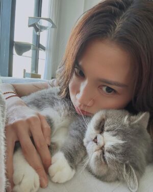 Chrissie Chau Instagram - 遲來的生日祝福😘
8歲🦁Ball
越大越有性格
希望你越長越健康☺️

#1030
#合照都要偷影🤷🏻‍♀️
#仲唔俾我捉到你😏 
#鏡頭厭惡症 
#拍patpat拍到手軟 
#拍pat專人🤪