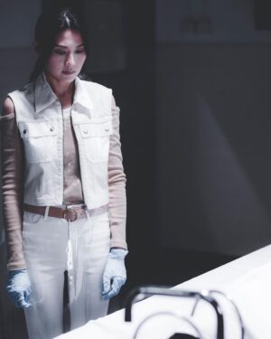 Chrissie Chau Instagram - 一些劇照和工作照
我想拍電視劇和電影最大區別
是電視劇真的每天要拍很多場戲
由其是當要一人分飾2角
每天拍攝時間就會相對更長
這部大概是我拍過最需體力的戲了

去年疫症最嚴峻那幾個月拍下
每天開工前必須做快測
120天我佔了117天
工作人員常開玩笑：「娜姐🀄️未？」🤣🤣🤣

📸 @alex_chichicool 

#叠影狙擊 
#魏曉晨梁曦
#辛苦晒所有工作人员 
#抱歉讓你們失望了
#做嘢唔病放假先病係我強項
#感恩特別時期還有工開