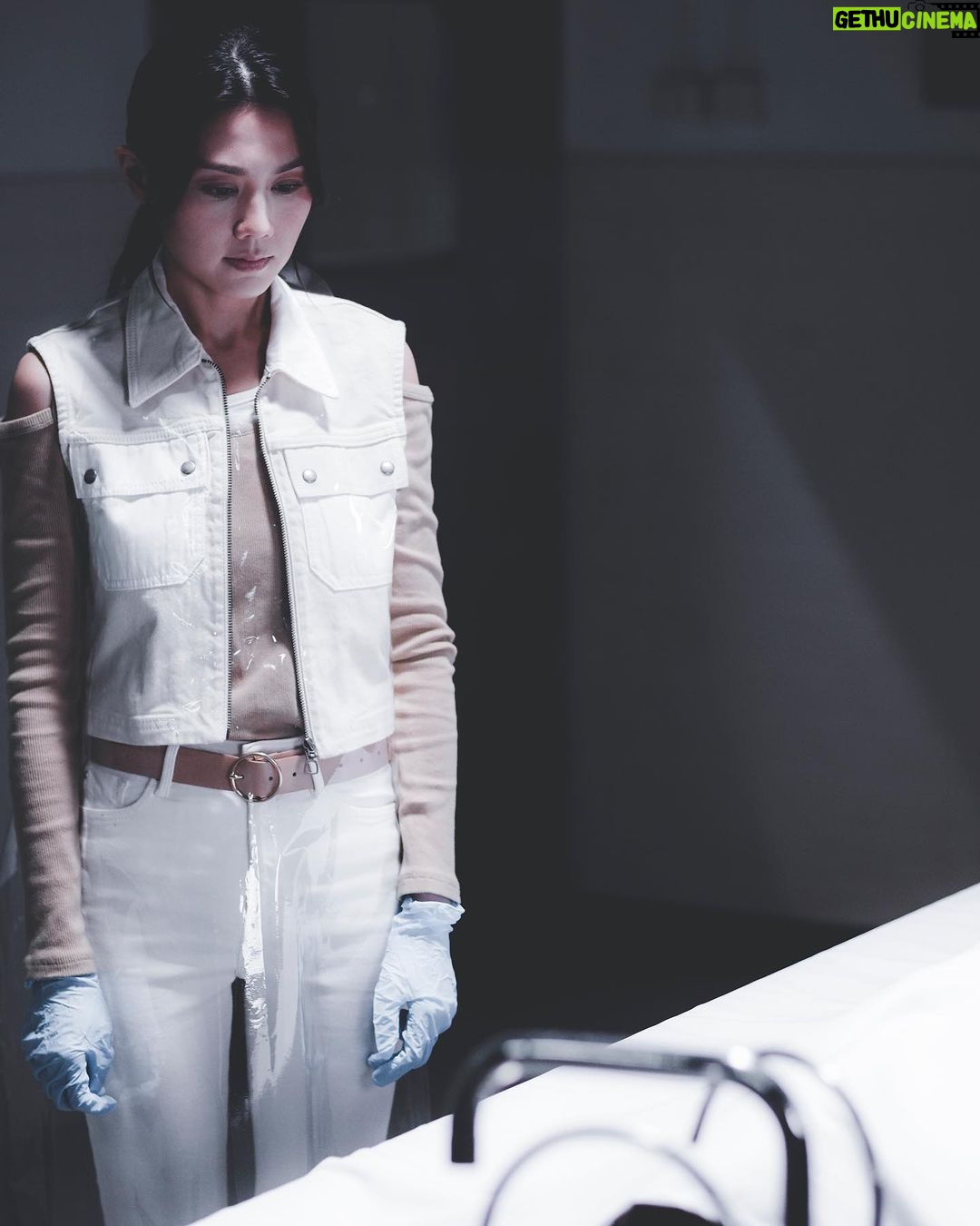 Chrissie Chau - 25.9K Likes - 一些劇照和工作照
我想拍電視劇和電影最大區別
是電視劇真的每天要拍很多場戲
由其是當要一人分飾2角
每天拍攝時間就會相對更長
這部大概是我拍過最需體力的戲了
去年疫症最嚴峻那幾個月拍下
每天開工前必須做快測
120天我佔了117天
工作人員常開玩笑:「娜姐🀄️未?」🤣🤣🤣
📸 @alex_chichicool
#叠影狙擊
#魏曉晨梁曦
#辛苦晒所有工作人员
#抱歉讓你們失望了
#做嘢唔病放假先病係我強項
#感恩特別時期還有工開