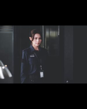 Chrissie Chau Instagram - 一些劇照和工作照
我想拍電視劇和電影最大區別
是電視劇真的每天要拍很多場戲
由其是當要一人分飾2角
每天拍攝時間就會相對更長
這部大概是我拍過最需體力的戲了

去年疫症最嚴峻那幾個月拍下
每天開工前必須做快測
120天我佔了117天
工作人員常開玩笑：「娜姐🀄️未？」🤣🤣🤣

📸 @alex_chichicool 

#叠影狙擊 
#魏曉晨梁曦
#辛苦晒所有工作人员 
#抱歉讓你們失望了
#做嘢唔病放假先病係我強項
#感恩特別時期還有工開