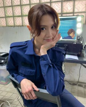 Chrissie Chau Instagram - 一些劇照和工作照
我想拍電視劇和電影最大區別
是電視劇真的每天要拍很多場戲
由其是當要一人分飾2角
每天拍攝時間就會相對更長
這部大概是我拍過最需體力的戲了

去年疫症最嚴峻那幾個月拍下
每天開工前必須做快測
120天我佔了117天
工作人員常開玩笑：「娜姐🀄️未？」🤣🤣🤣

📸 @alex_chichicool 

#叠影狙擊 
#魏曉晨梁曦
#辛苦晒所有工作人员 
#抱歉讓你們失望了
#做嘢唔病放假先病係我強項
#感恩特別時期還有工開